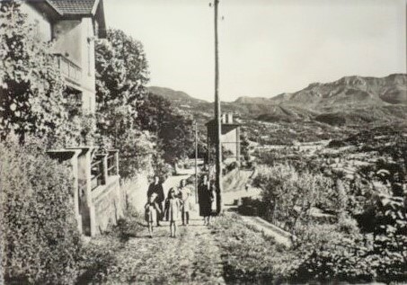 In de verte het huis circa 1930