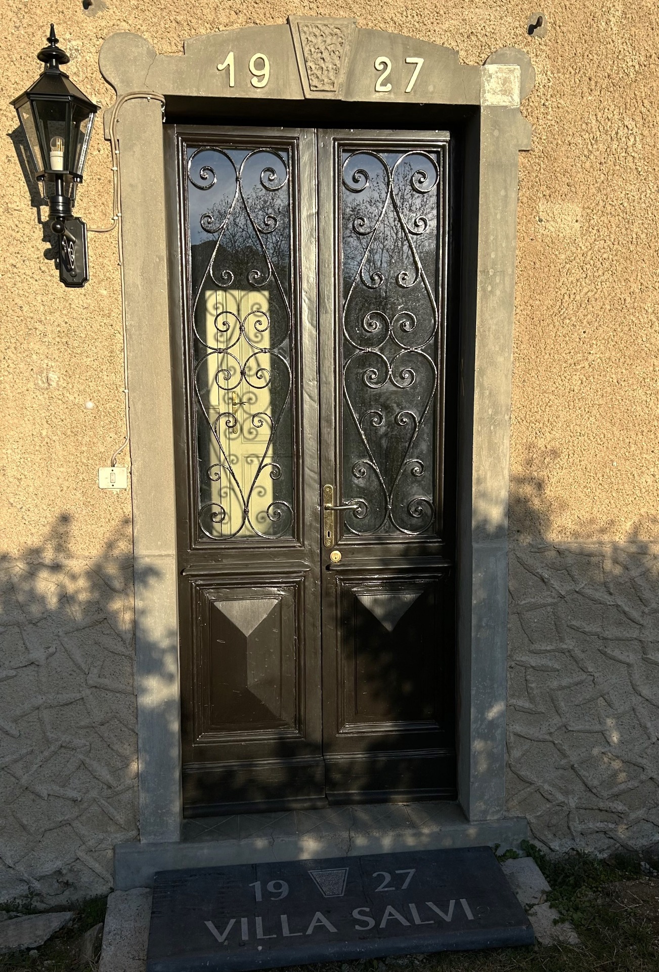 Hoofdentree van het huis in souterrain